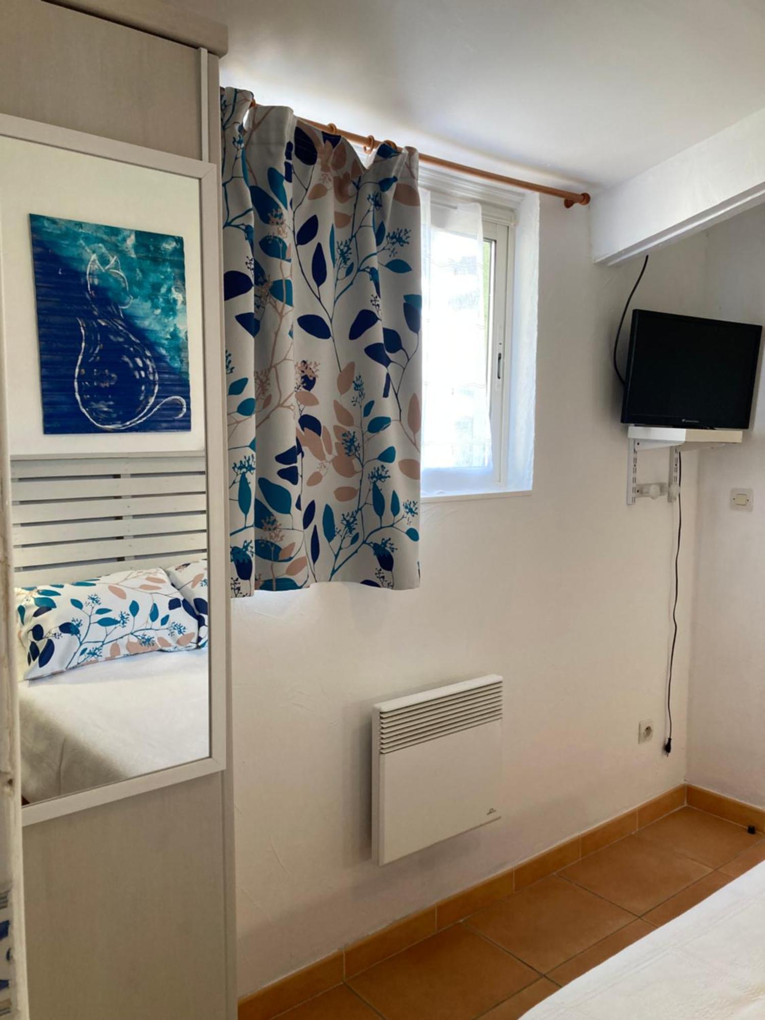 Les Hirondelles Apartment Bessan Bagian luar foto
